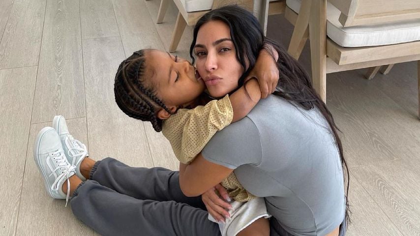 Inniger Moment! So süß kuscheln Kim K. und Söhnchen Saint