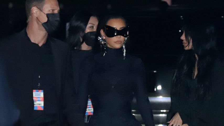 Cool oder schräg? Kim Kardashian im Batman-Look auf Event