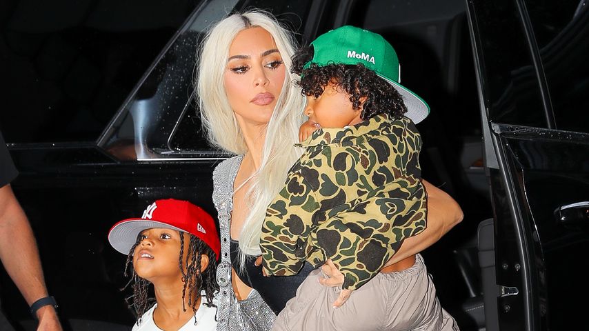 Kim Kardashian mit ihren beiden Söhnen Saint und Psalm, Juni 2022