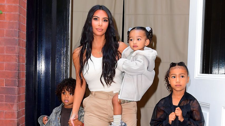 Kim Kardashian mit drei ihrer Kinder, September 2019