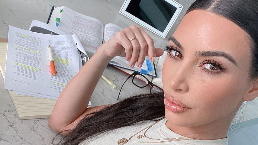 Fleißiges Bienchen: Hier paukt Kim Kardashian fürs Studium!