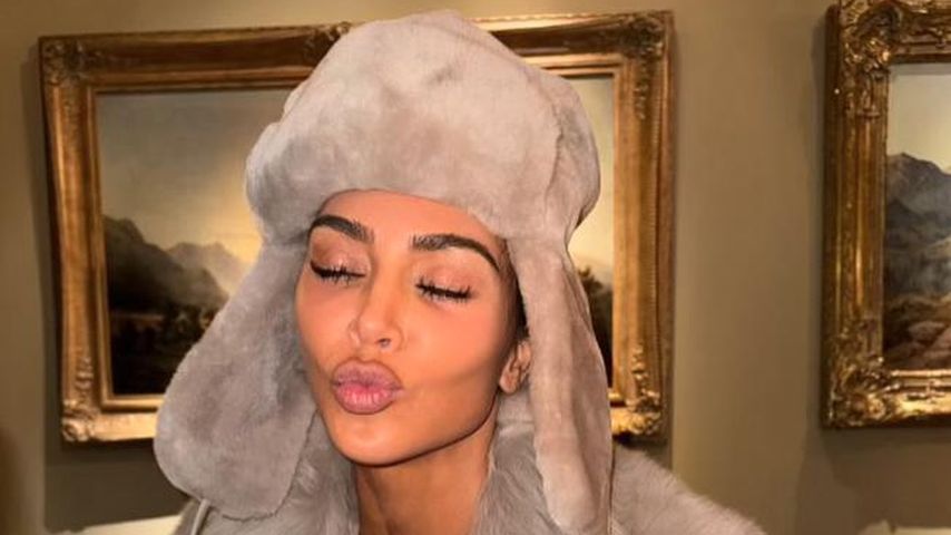 Kim Kardashian mit Fellhut