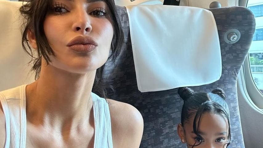 Kim Kardashian und Tochter Chicago beim Chips-Essen im Zug, März 2026