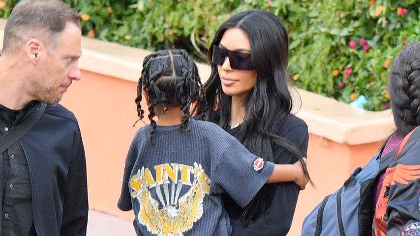 Kim Kardashian mit ihrem Sohn Psalm