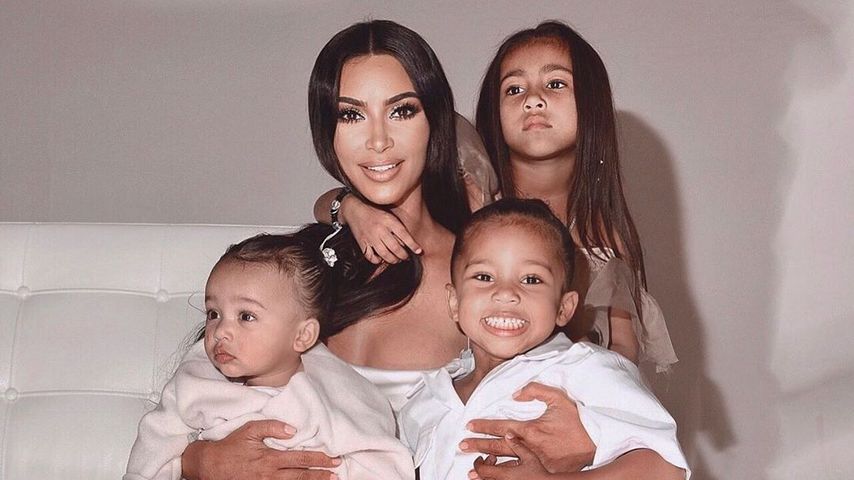 Kim Kardashians Kinder ruinieren ihre Couch mit Lippenstift