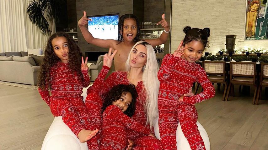 Mit True & Co.: Kim Kardashian chillt in Weihnachtspyjamas!