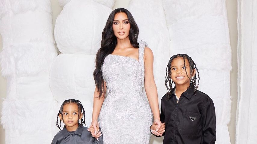 Kim Kardashian mit ihren Söhnen Psalm und Saint, Dezember 2022