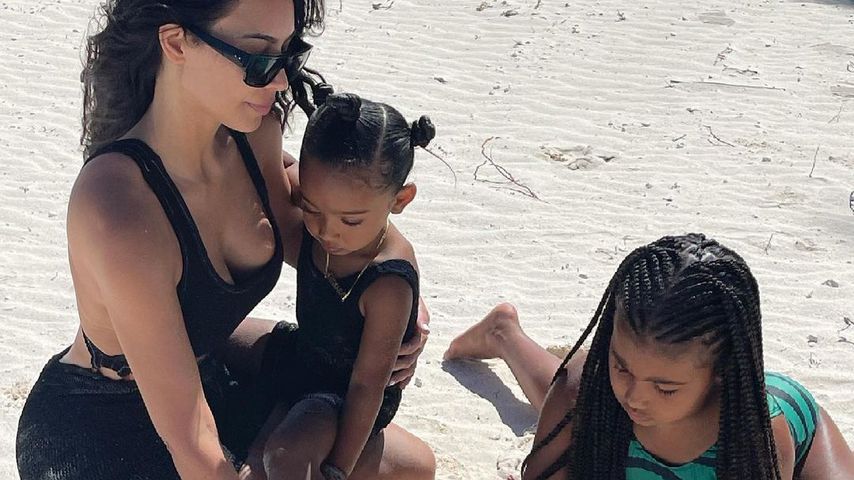Kim Kardashian mit ihren Töchtern