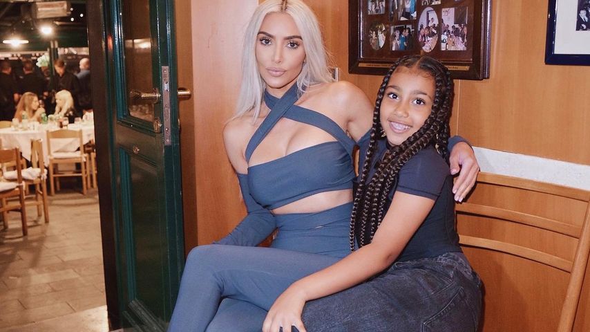 Zu jung für Absätze? Fans kritisieren North Wests (8) Look