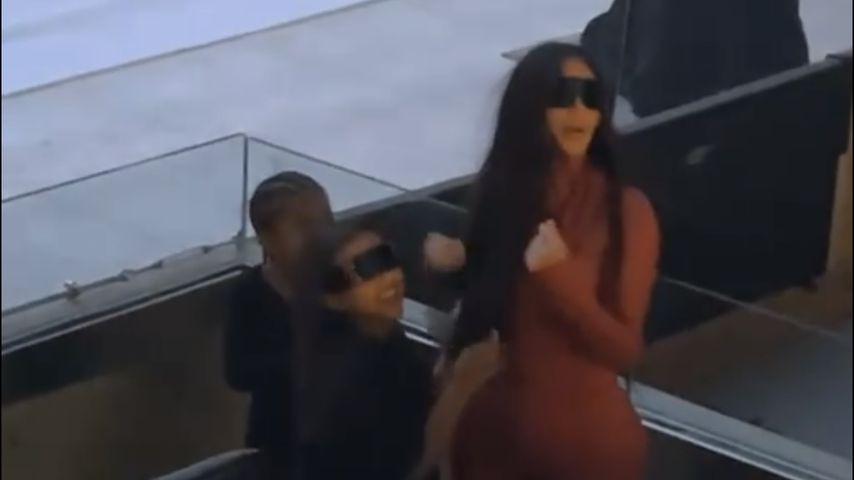 Kim Kardashian mit North und Saint bei der Release-Party von Kanye West