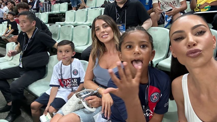 Kim Kardashian mit Saint und einer Freundin bei einem Fußballspiel