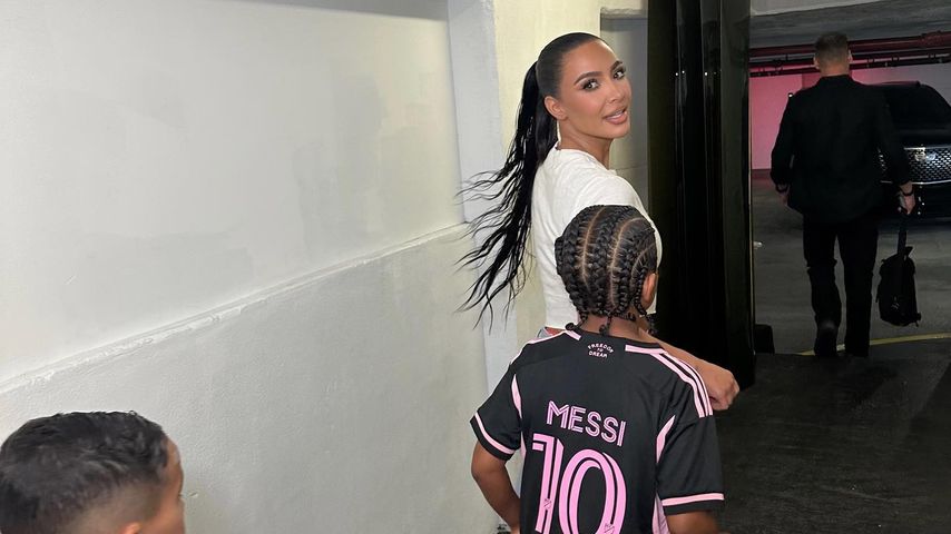 Kim Kardashian mit Saint West bei einem Fußballspiel