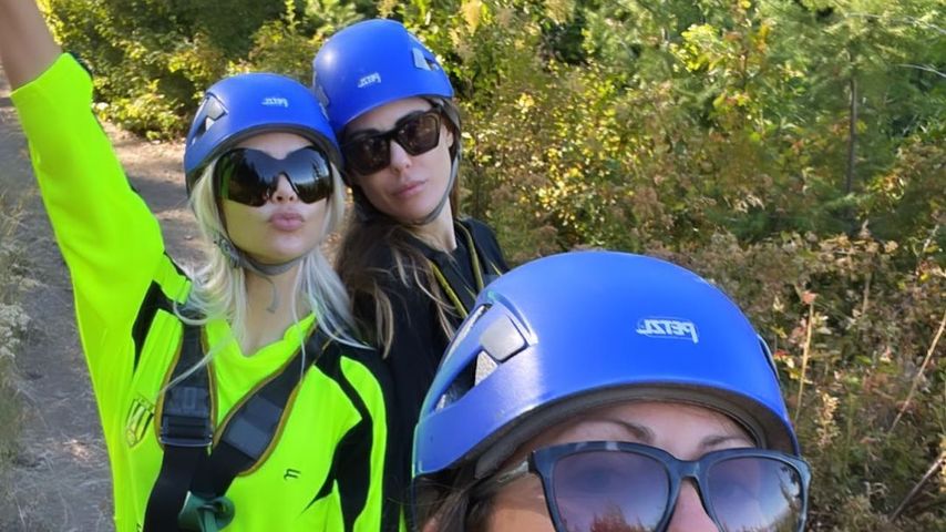 Kim Kardashian mit zwei Freundinnen beim Ziplining, August 2022