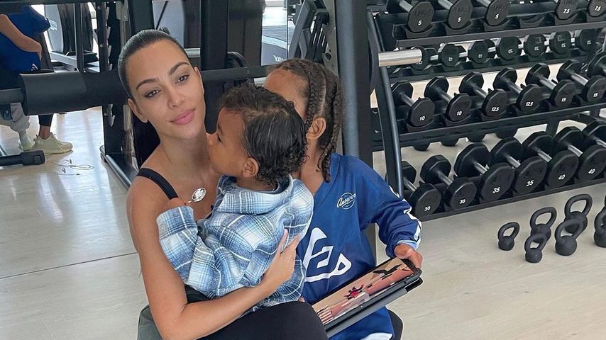 Kim Kardashian mit zwei ihrer Kids Saint und Psalm