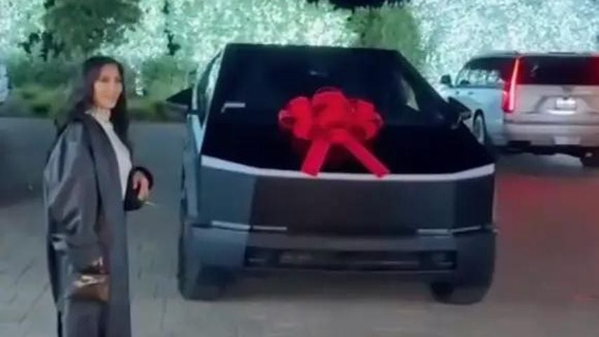 Kim Kardashian mit dem Tesla Cybertruck von Tracy Romulus