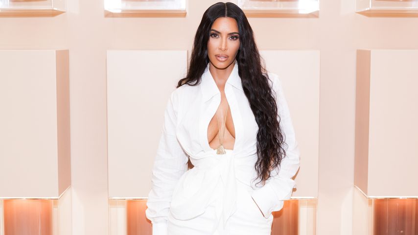 Kim Kardashian bei der Eröffnung ihres KKW Beauty Pop-up-Stores in Los Angeles