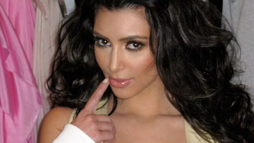 Kim Kardashian präsentiert ihren "Boob Tape"-Look, Februar 2016