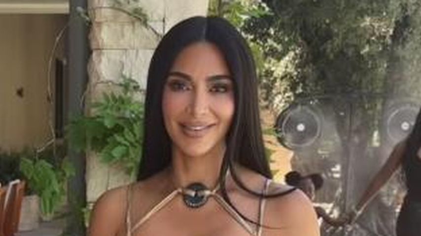Kim Kardashians Abendkleid sorgt auf Dino-Sause für Lacher