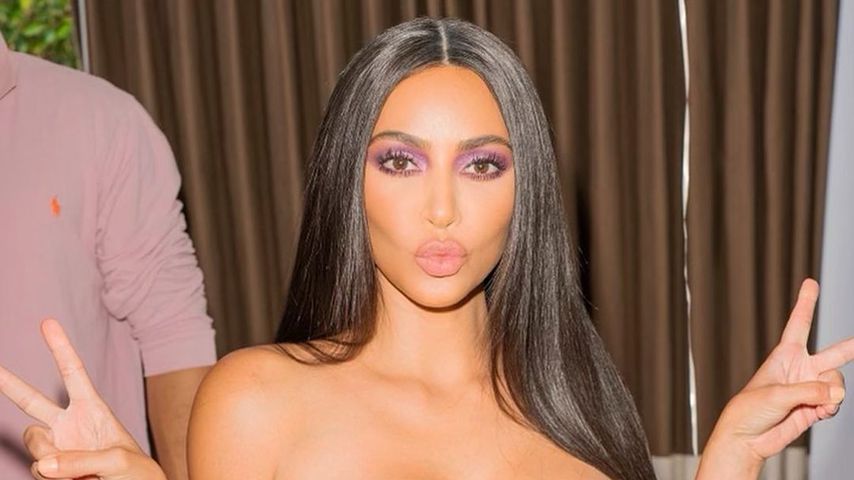 Kim Kardashian mit ihrem eigenen Gesicht auf dem Kleid, Dezember 2020