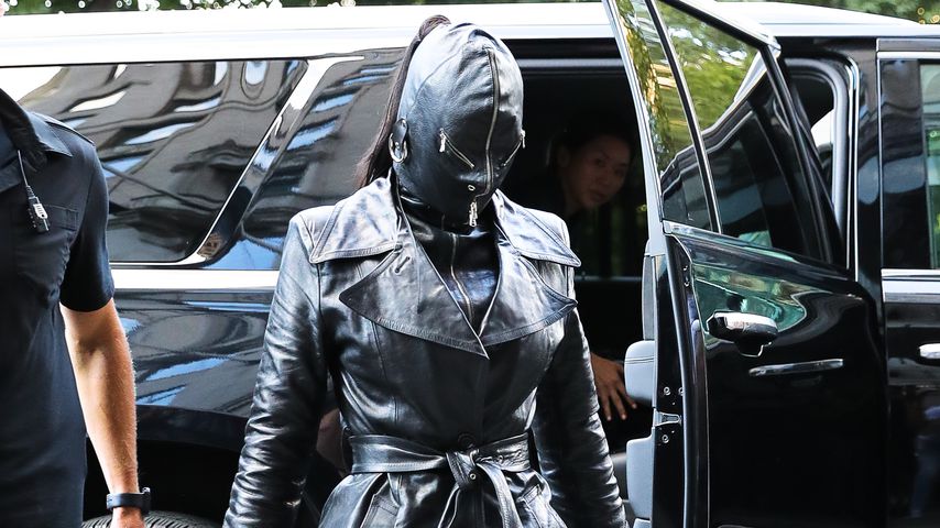 Skurriler Look: Kim Kardashian mit Bondage-Maske unterwegs