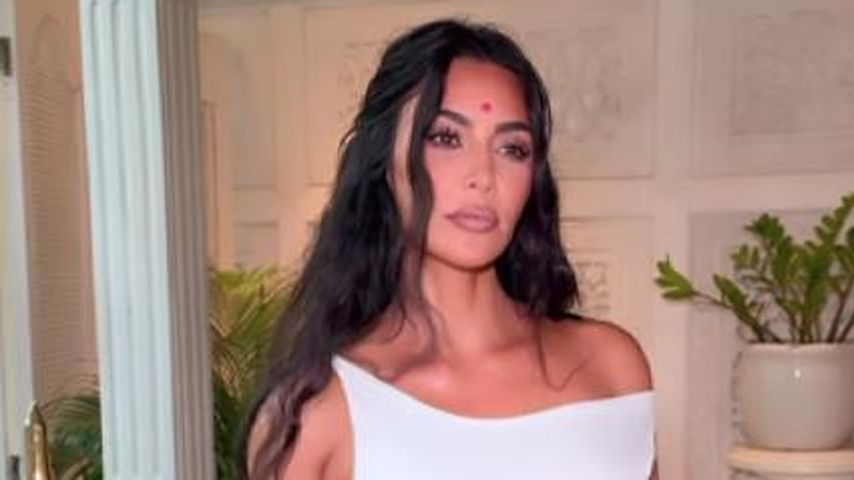 In Weiß? So besucht Kim Kardashian die Milliardärshochzeit