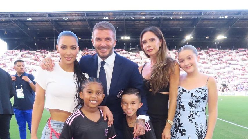 Kim Kardashian mit David, Victoria und Harper Beckham im Juli 2023