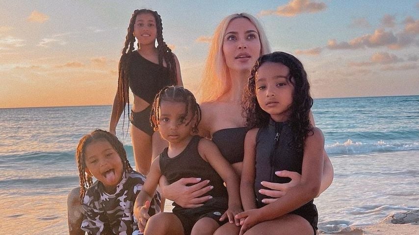 Kim Kardashian mit ihren Kindern Saint, North, Psalm und Chicago