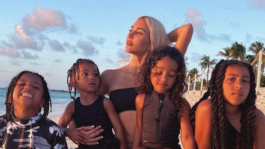 Kim Kardashian mit ihren Kindern