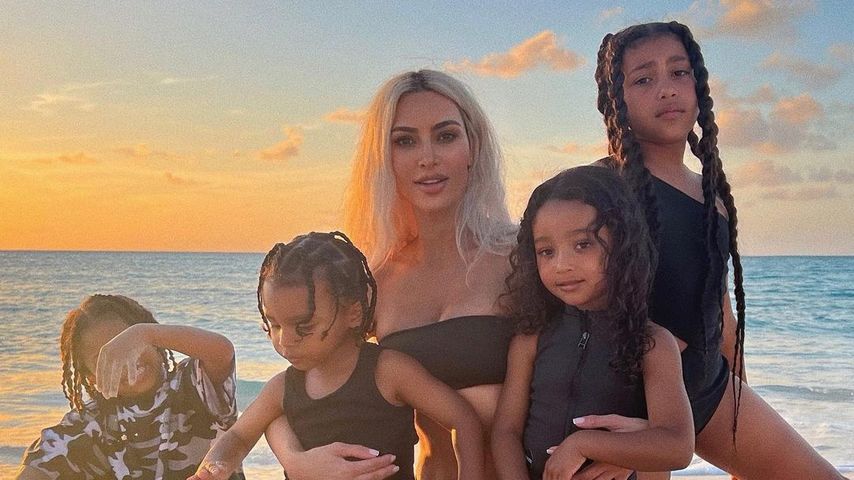 Kim Kardashian mit ihren vier Kids Saint, Psalm, Chicago und North