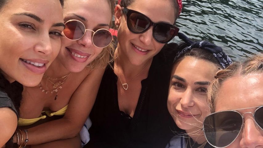Unternehmerin Kim Kardashian mit Lindsay May (zweite v. r.) und Freunden