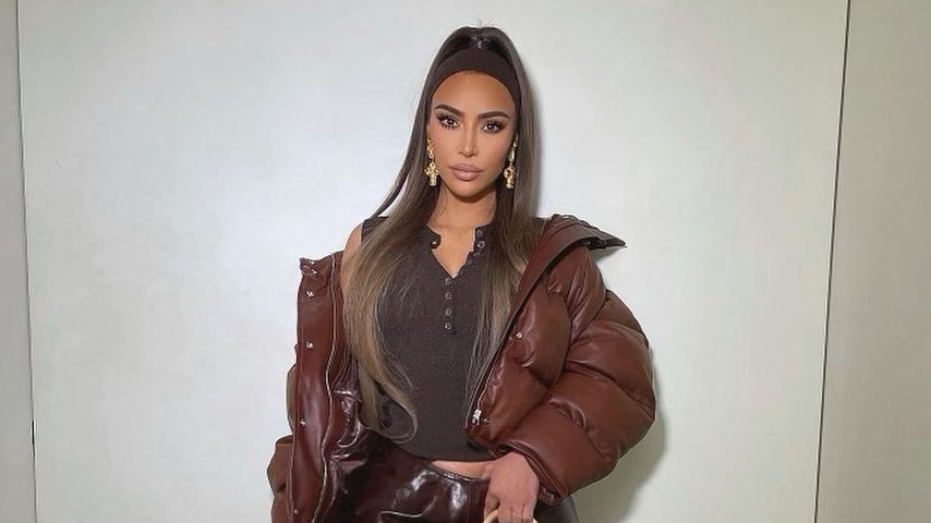 Von Kopf bis Fuß in Braun: Kim K. flasht mit besonderem Look