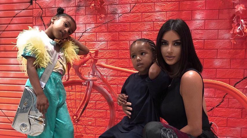 Kim Kardashian (r.) mit North und Saint