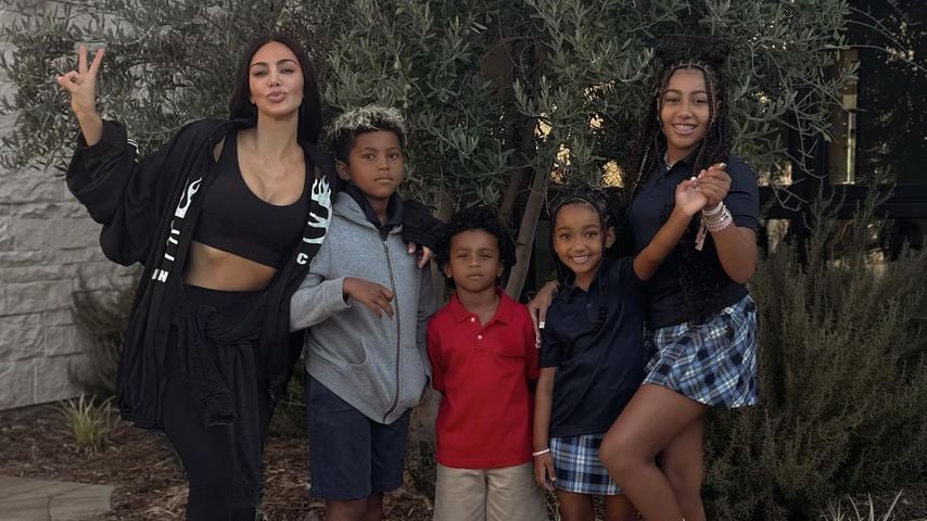 Kim Kardashian mit ihren Kindern Saint, Psalm, Chicago und North