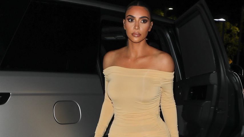 Knallenges Dress: Hier zeigt Kim Kardashian ihre Kurven!