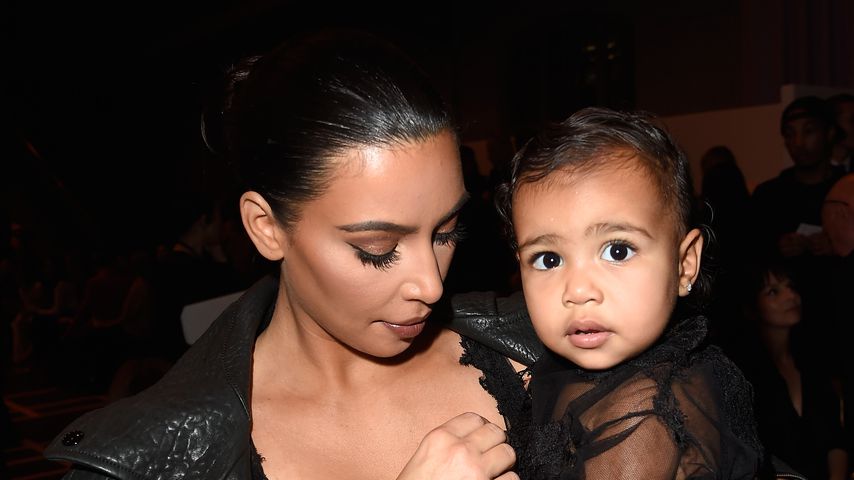 Trägt North West hier Make-up? Mama Kim kassiert Shitstorm
