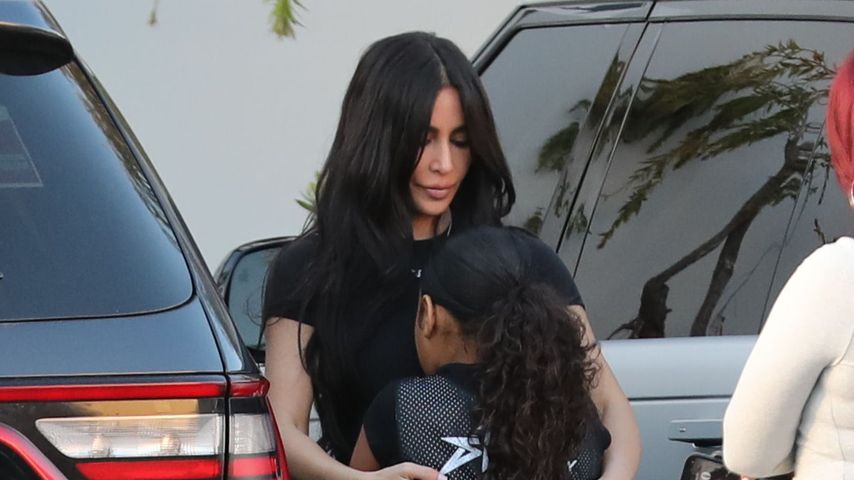 Traurig? Kim Kardashian knuddelt North nach Basketballspiel!