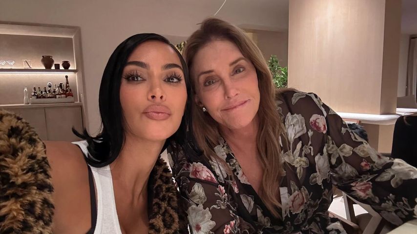 Kim Kardashian und Caitlyn Jenner machen ein Selfie zu Caitlyns 75. Geburtstag.