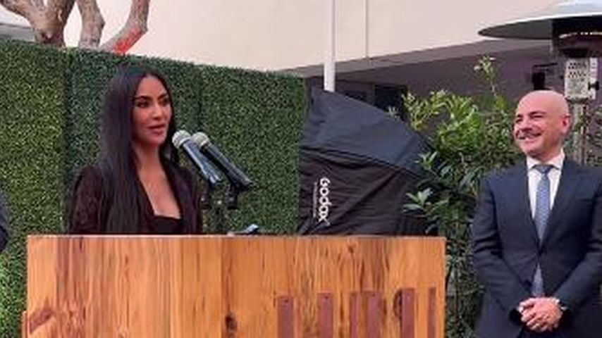Kim Kardashian mit Dr. Eric Esrailian, im Arpil 2024
