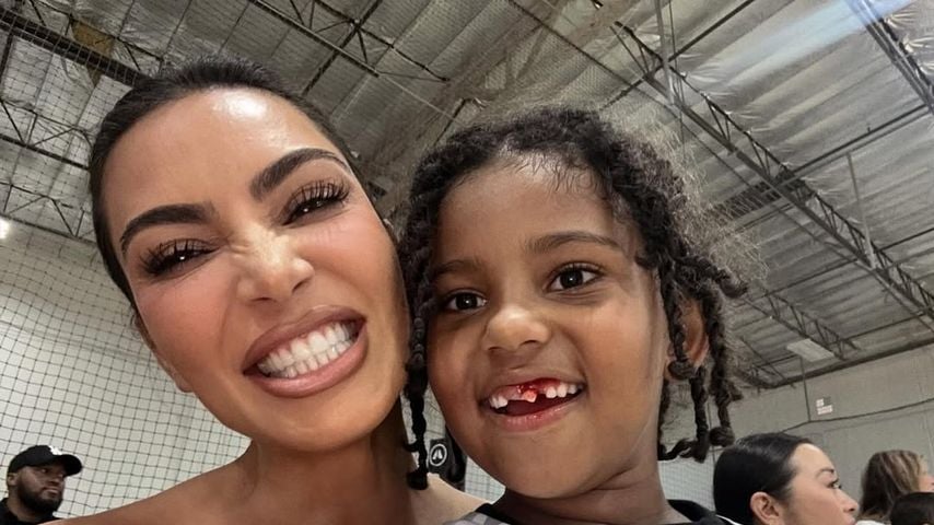 Fans empört: Kim Kardashian erlaubt ihren Kids Zahnschmuck
