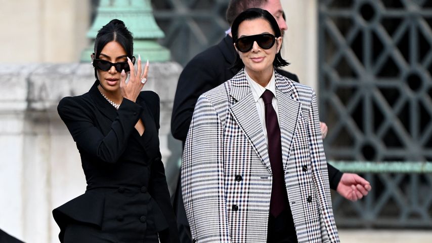 Kim Kardashian und ihre Mutter Kris Jenner verlassen das Pariser Gericht im Mai 2025