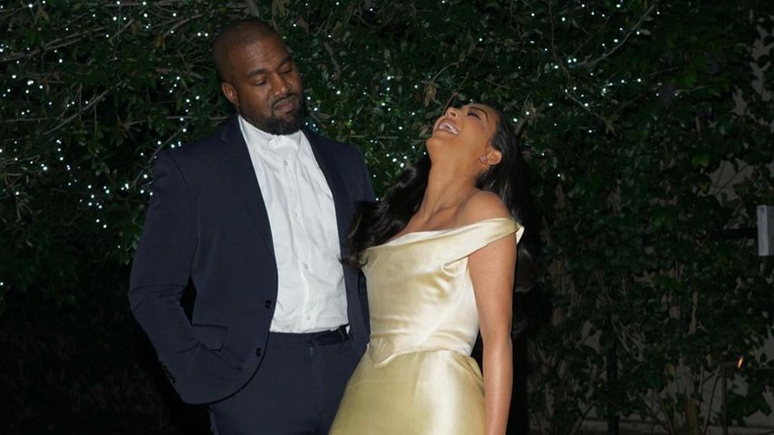 In den Armen von Kanye: Kim Kardashian bekommt Lachanfall