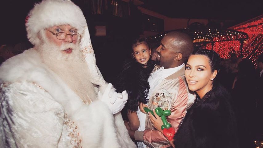 Kim Kardashian und Kanye West mit Tochter North an Weihnachten 2015