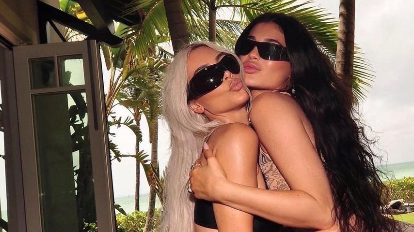 Kim Kardashian mit ihrer Schwester Kylie Jenner