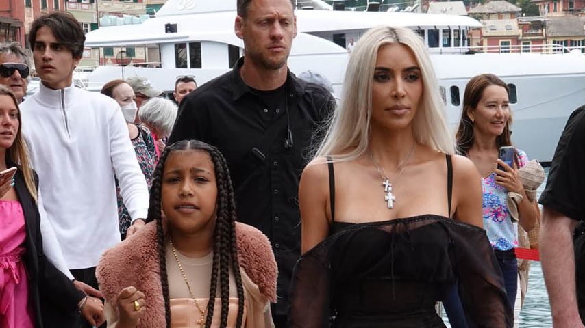 Hate gegen Kim Kardashian: Tochter North trug ein Korsett!