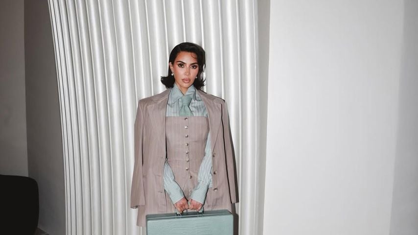 Kim Kardashian zeigt ihre "All's Fair"-Garderobe.