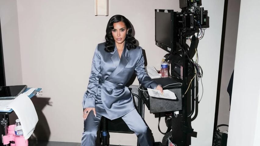 Kim Kardashian zeigt ihre "All's Fair"-Garderobe.