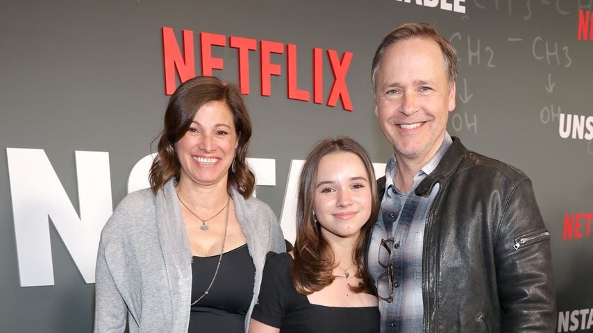 Kim Painter, Mabel Painter Lowe und Chad Lowe bei der Premiere von Netflix' "Unstable" im Netflix Tudum Theater in Los Angeles