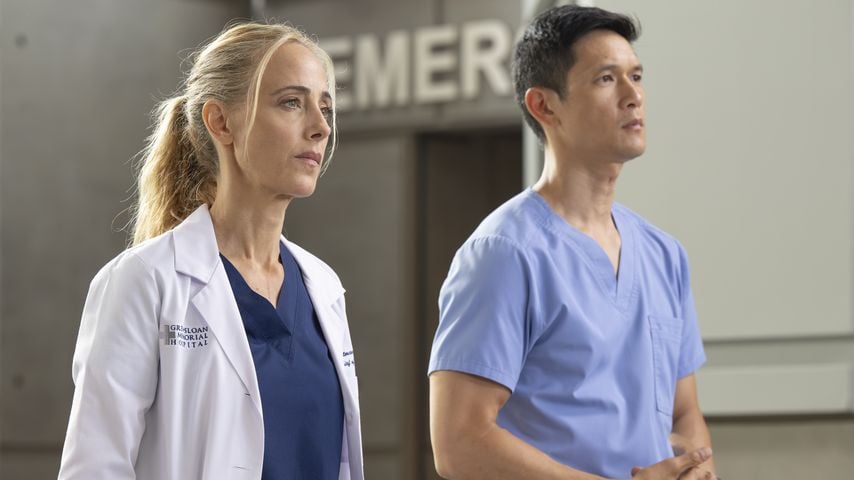 Kim Raver und Harry Shum Jr. in "Grey's Anatomy"