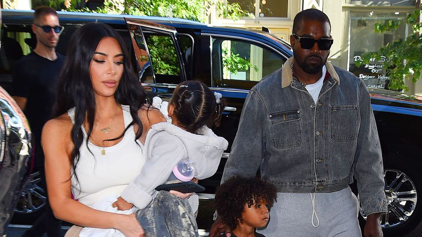 Kim Kardashian und Kanye West mit ihren Kindern Saint und Chicago