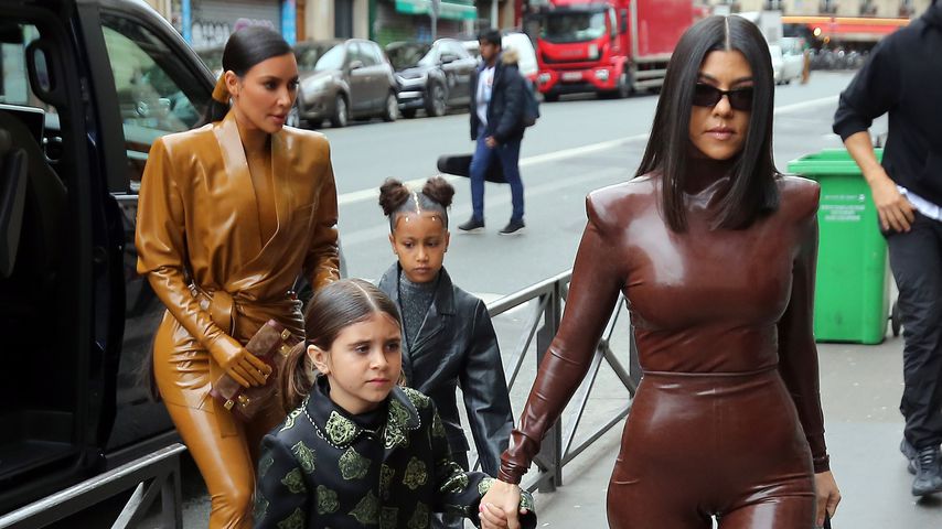Kim und Kourtney Kardashian im März 2020 in Paris